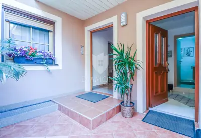Zgrada u Puli, Centar - 3 stana i veliki podrum - 15