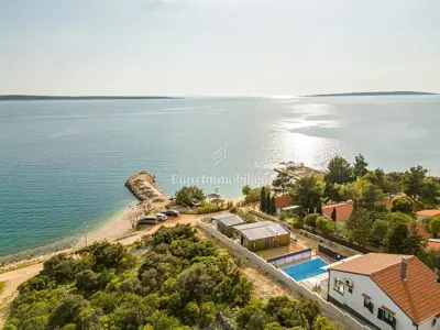 Kuća 163 m², Mandre - 1. red do mora i bazen