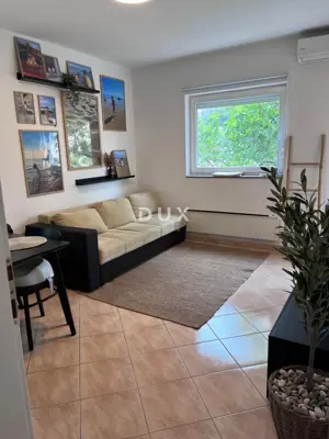 OTOK RAB, PALIT - Ground-floor apartment, 2 rooms + living room, yard, parking, boat