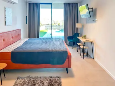 Kuća 225 m², Rovinj - bazen i okućnica - 9