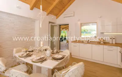 Kuća 1.305 m², Seget Donji - blizu mora i privatnost