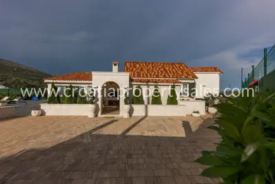 Kuća 1.305 m², Seget Donji - blizu mora i privatnost - 14