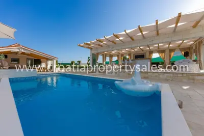 Kuća 1.305 m², Seget Donji - blizu mora i privatnost - 10