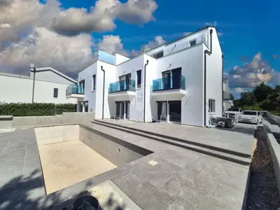 Poreč, prestigious villa a step from the sea