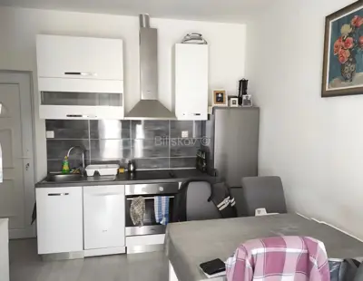 Dugi Rat, stan 30,50 m² 1. kat, pogled na more