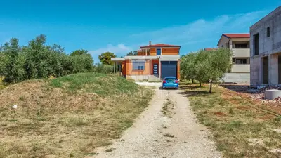 Novigrad! Samostojeća kuća sa 2 stana i 1.470 m² okućnice! - 3