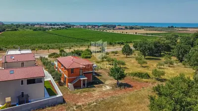 Novigrad! Samostojeća kuća sa 2 stana i 1.470 m² okućnice! - 10