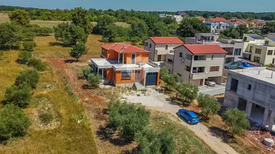 Novigrad! Samostojeća kuća sa 2 stana i 1.470 m² okućnice!