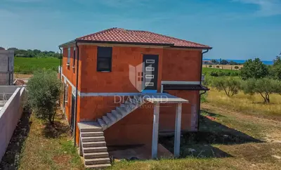 Novigrad! Samostojeća kuća sa 2 stana i 1.470 m² okućnice! - 14
