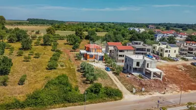 Novigrad! Samostojeća kuća sa 2 stana i 1.470 m² okućnice! - 5