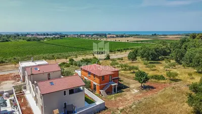Novigrad! Samostojeća kuća sa 2 stana i 1.470 m² okućnice! - 15
