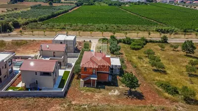 Novigrad! Samostojeća kuća sa 2 stana i 1.470 m² okućnice! - 17