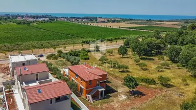 Novigrad! Samostojeća kuća sa 2 stana i 1.470 m² okućnice! - 18