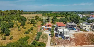 Novigrad! Samostojeća kuća sa 2 stana i 1.470 m² okućnice! - 7