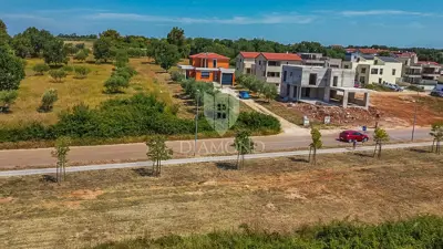 Novigrad! Samostojeća kuća sa 2 stana i 1.470 m² okućnice! - 4