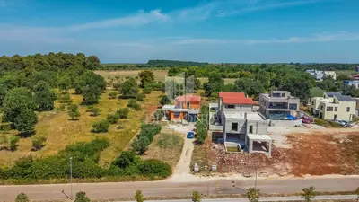 Novigrad! Samostojeća kuća sa 2 stana i 1.470 m² okućnice! - 8