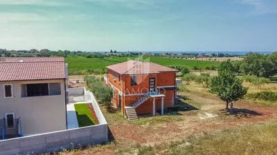 Novigrad! Samostojeća kuća sa 2 stana i 1.470 m² okućnice! - 16