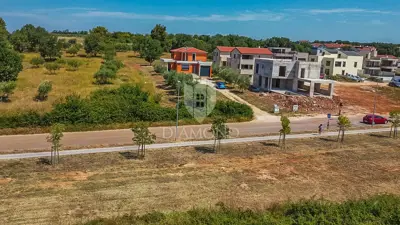 Novigrad! Samostojeća kuća sa 2 stana i 1.470 m² okućnice! - 13