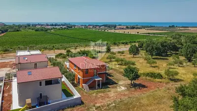 Novigrad! Samostojeća kuća sa 2 stana i 1.470 m² okućnice! - 12