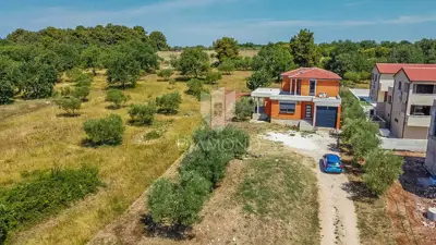 Novigrad! Samostojeća kuća sa 2 stana i 1.470 m² okućnice! - 2