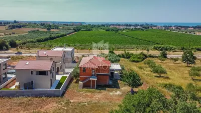Novigrad! Samostojeća kuća sa 2 stana i 1.470 m² okućnice! - 9