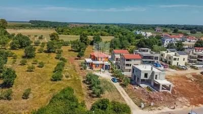 Novigrad! Samostojeća kuća sa 2 stana i 1.470 m² okućnice! - 6