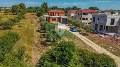 Novigrad! Samostojeća kuća sa 2 stana i 1.470 m² okućnice! - 11