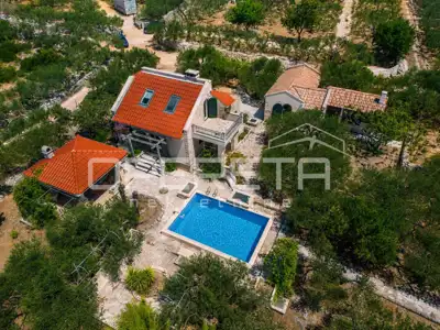 Kuća 229 m², Sutivan na Braču, bazen i maslinik