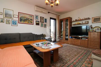 Labin, beautiful family house with three separate apartments - 10