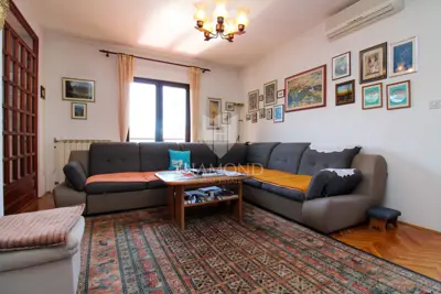 Labin, beautiful family house with three separate apartments - 11