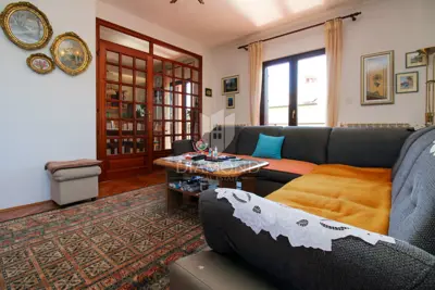 Labin, beautiful family house with three separate apartments - 9