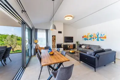 Kuća 182 m², Labin - prizemnica s bazenom - 21