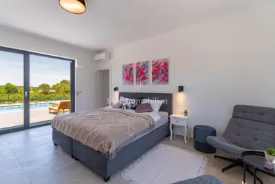Kuća 182 m², Labin - prizemnica s bazenom - 11