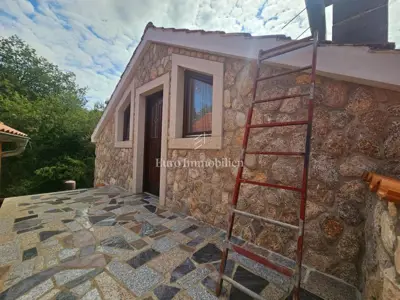 Samostojeća kuća s dva stana blizu Malinske - 18