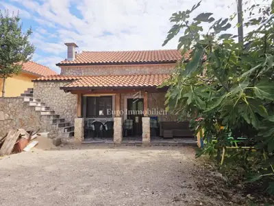 Samostojeća kuća s dva stana blizu Malinske