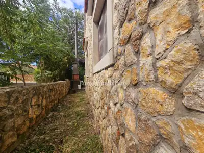 Samostojeća kuća s dva stana blizu Malinske - 15