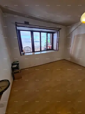 House 106 m², center of Buje, two residential units