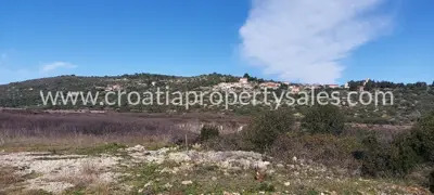 Poljoprivredno zemljište 1.680 m², otok Vis - južna orijentacija