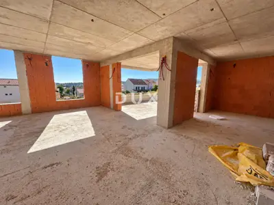 Vodice, komforan trosobni stan, 99,17 m², dvije terase - 10
