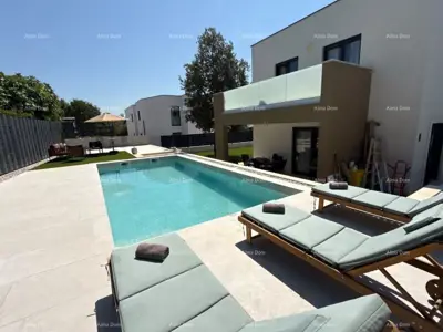 Zweietagenwohnung mit privatem pool und grossem garten – poreč