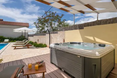 Kuća 149 m², Peruški - kamena vila s bazenom - 8