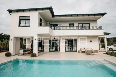 Kuća 165 m², Svetvinčenat - grijani bazen i vrt