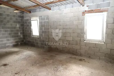 Haus 95 m², Poreč - Rohbauphase und eingezäuntes Grundstück - 4
