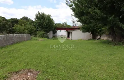 Kuća 95 m², Poreč - roh-bau faza i ograđena parcela