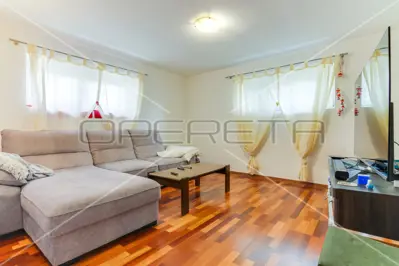House 360 m², Strmec - 2 apartments and large yard - 16