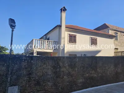 House 228 m², island Hvar - private courtyard in the center - 3