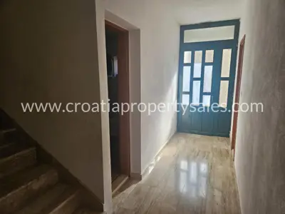 House 228 m², island Hvar - private courtyard in the center - 4
