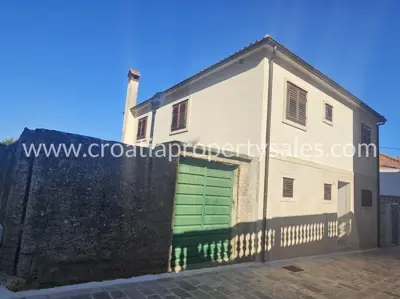 House 228 m², island Hvar - private courtyard in the center - 2