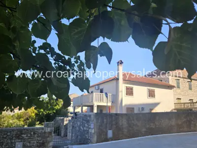 Haus 228 m², Insel Hvar - privater Innenhof im Zentrum