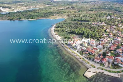 Building plot 2,800 m², Šibenik - first row to the sea